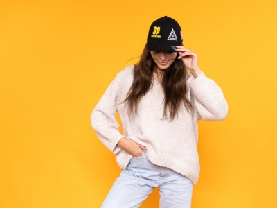 Casquettes à visière avec DÉCORATIONS EXTRA. Découvrez, estimez et commandez en 
